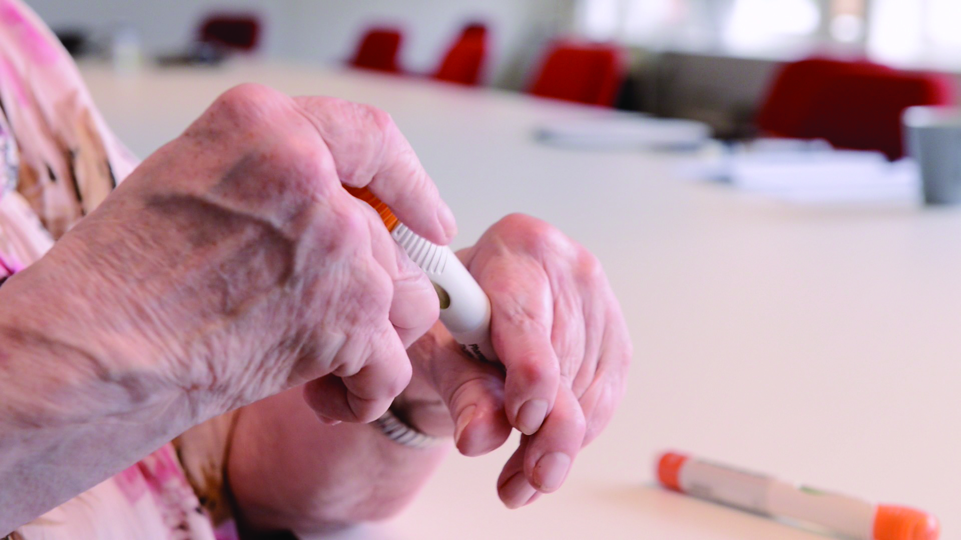 fig1-amber-auto-injector-with-RA-patient